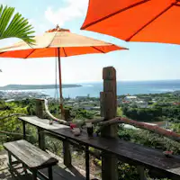 Kafe dengan pemandangan Motobu yang indah.