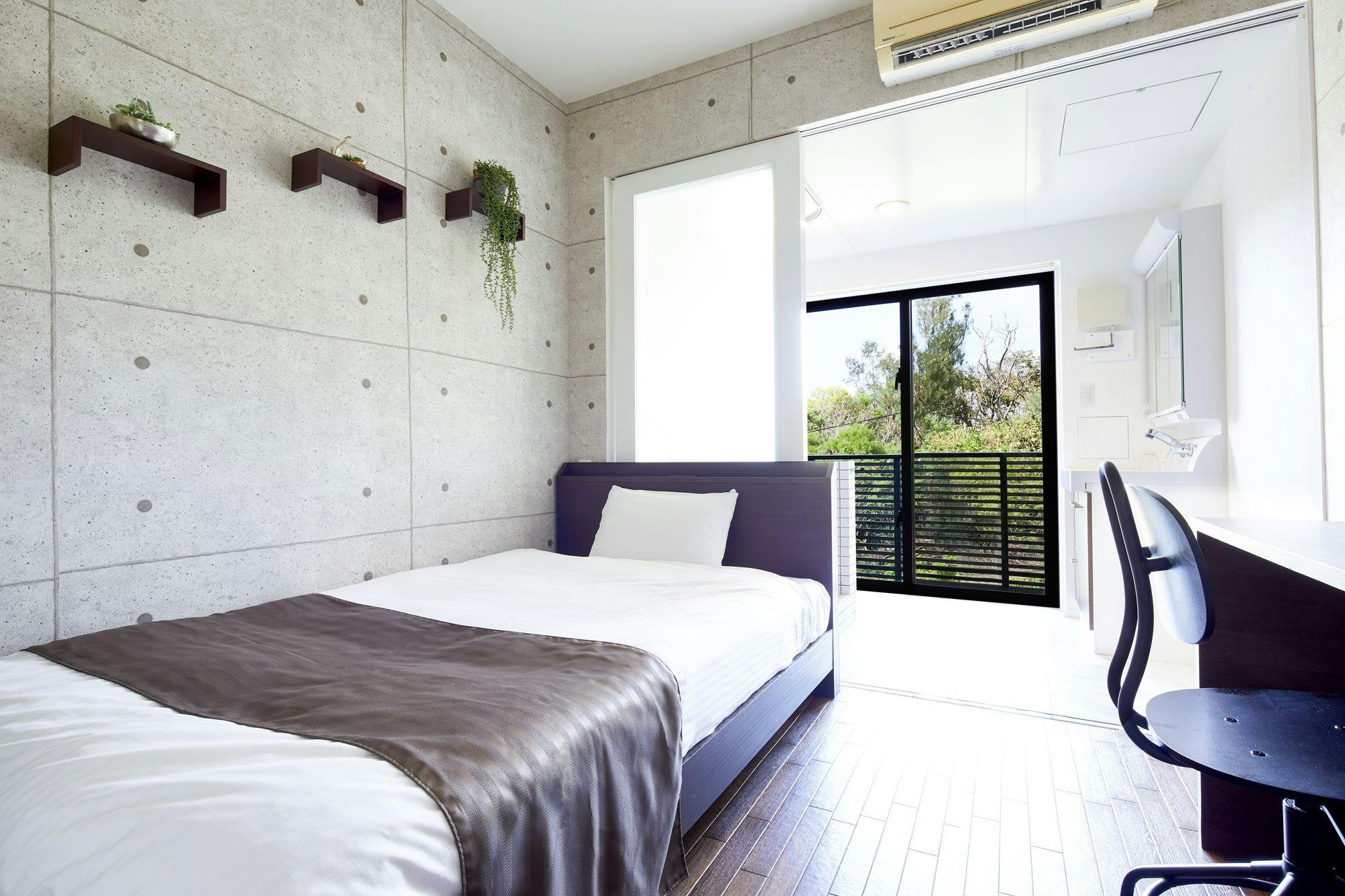 Kamar single menghadap gunung