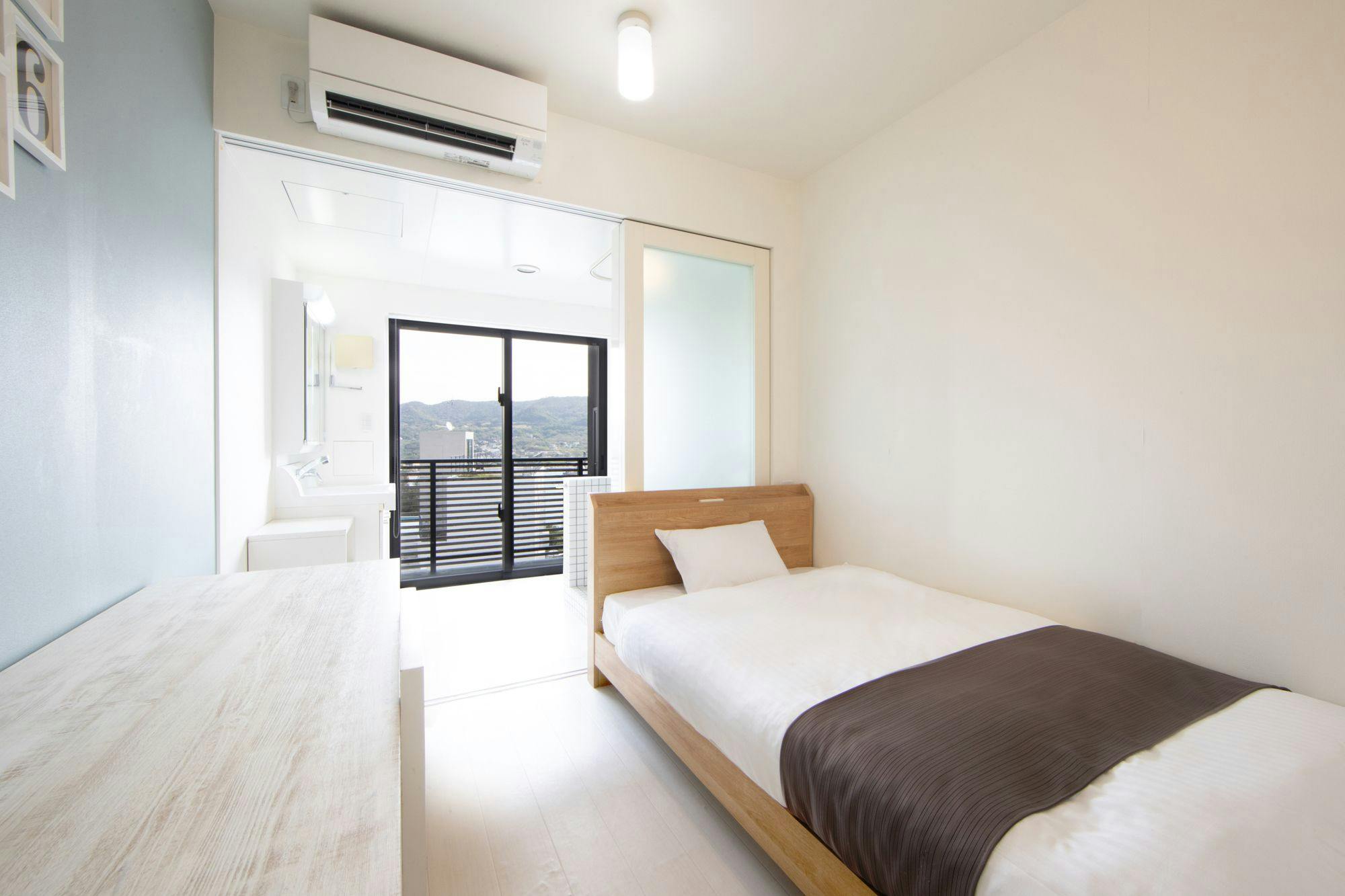 Kamar Semi Double Menghadap Gunung