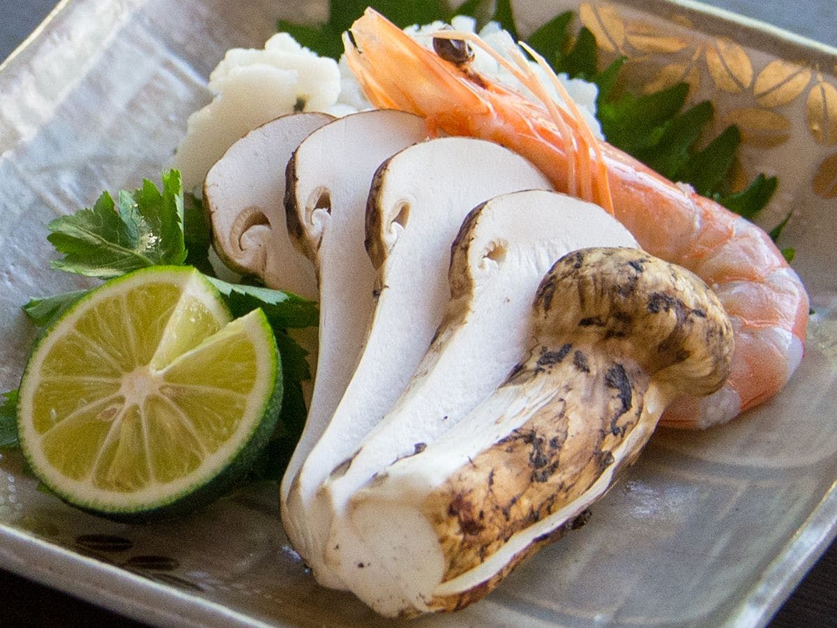 Menggunakan total 150 gram jamur Matsutake, cita rasa musim gugur.