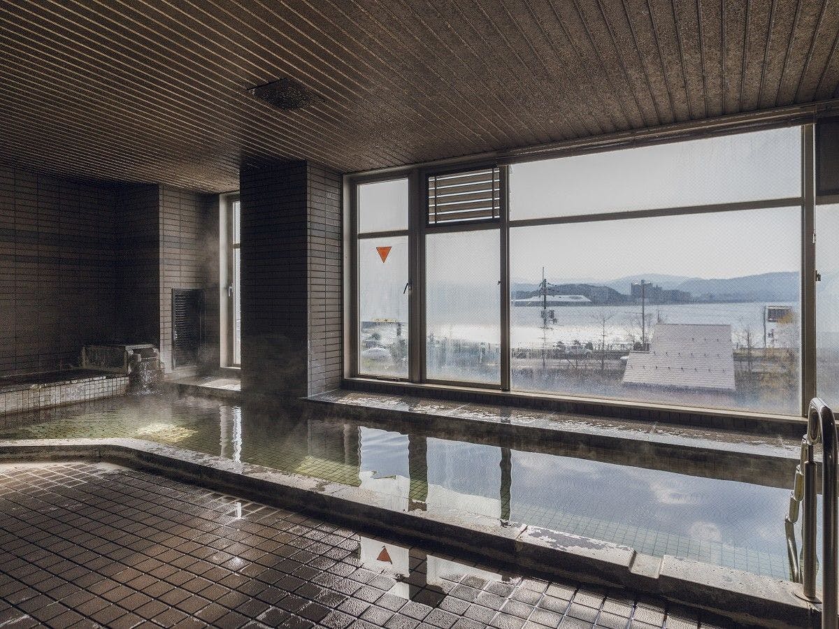 น้ำพุร้อนขนาดใหญ่พร้อมวิว