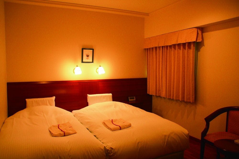 Dirancang dengan gaya Hollywood Twin.