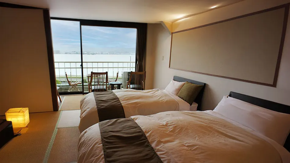 Evening Lake Shore Suitenkaku