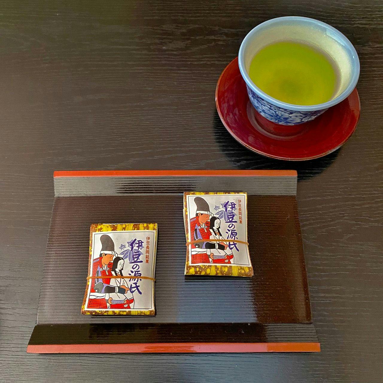 ชาอุ่นและขนมหวานอร่อย