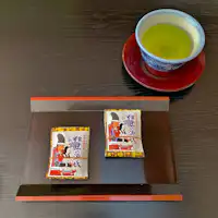 ชาอุ่นและขนมหวานอร่อย