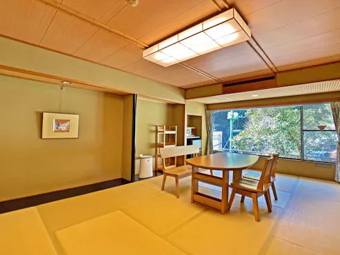 ห้องสไตล์ญี่ปุ่นกว้างขวาง 14 เสื่อทาทามิ + 6 เสื่อทาทามิ สองห้องเชื่อมต่อกัน