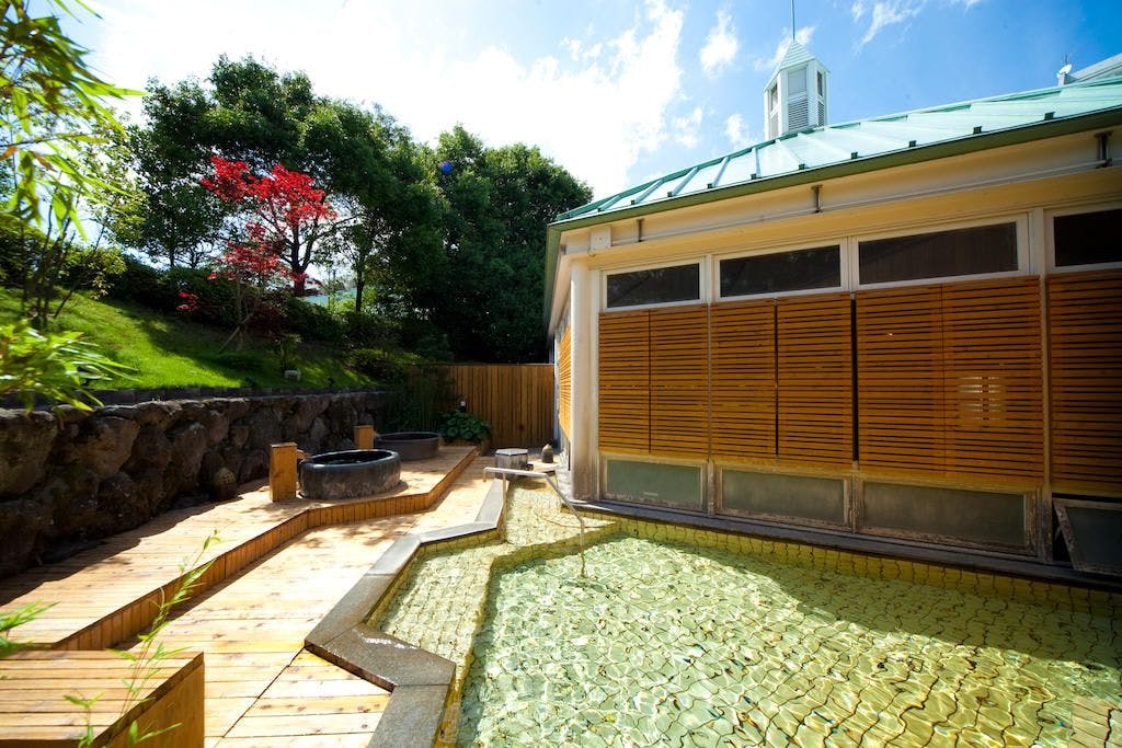 อ่างอาบน้ำกลางแจ้งตอนเช้า