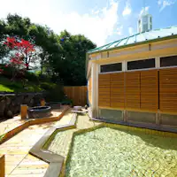 อ่างอาบน้ำกลางแจ้งตอนเช้า