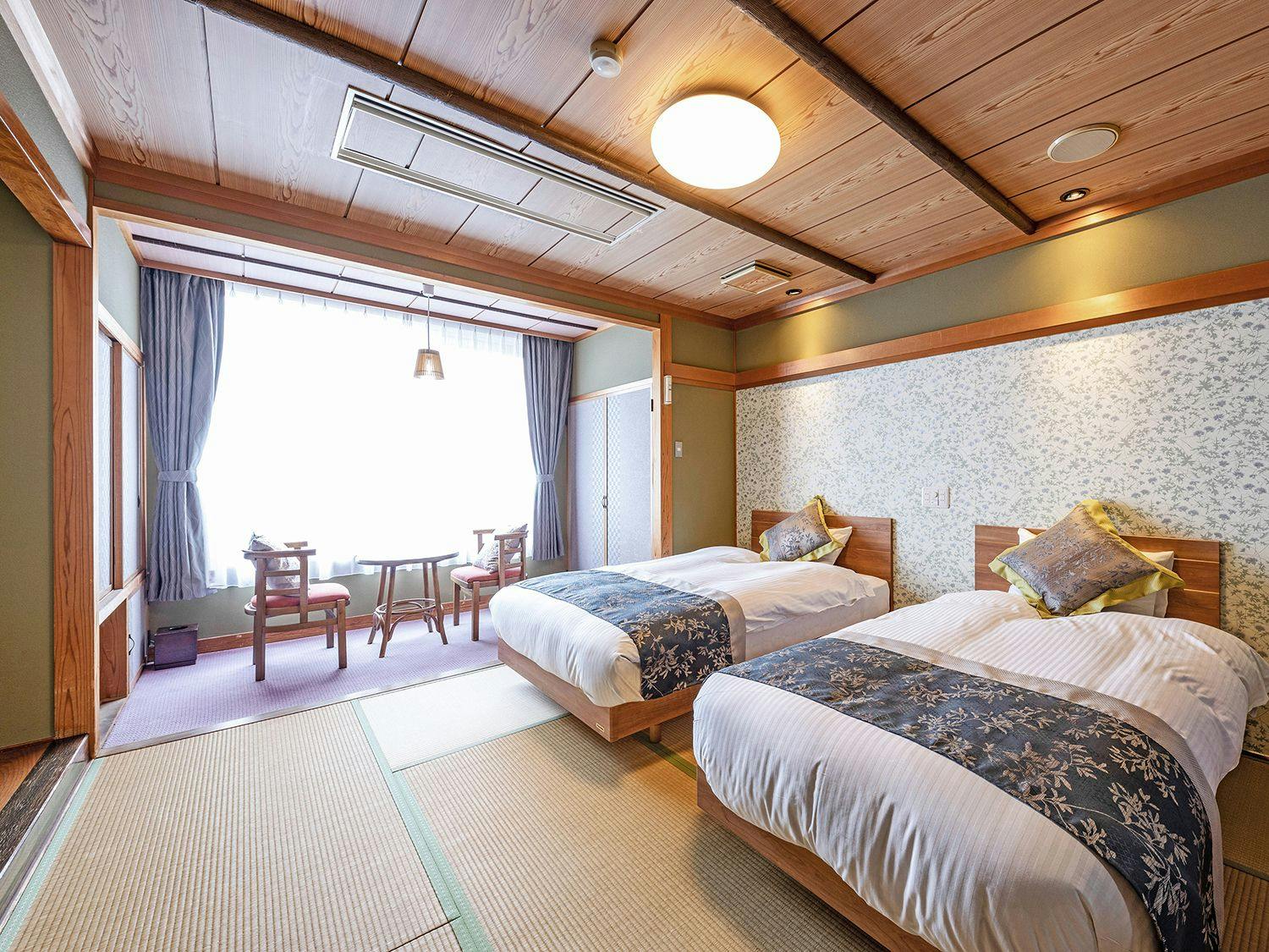 Kamar bergaya Jepang dengan 2 tempat tidur.