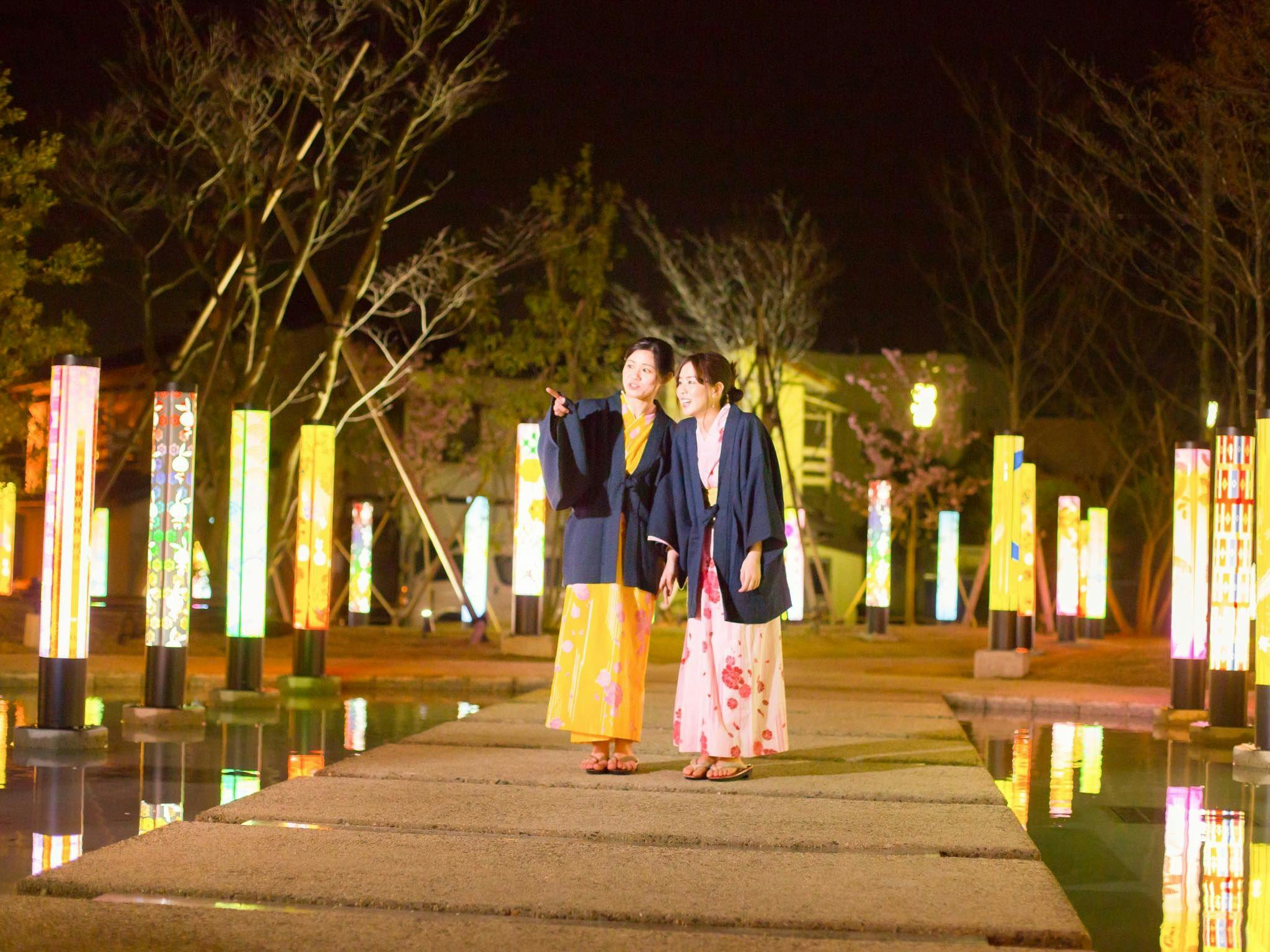 "Taman Cahaya Bulan" berjarak 5 menit berjalan kaki dari tempat kami.