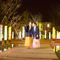 "Taman Cahaya Bulan" berjarak 5 menit berjalan kaki dari tempat kami.