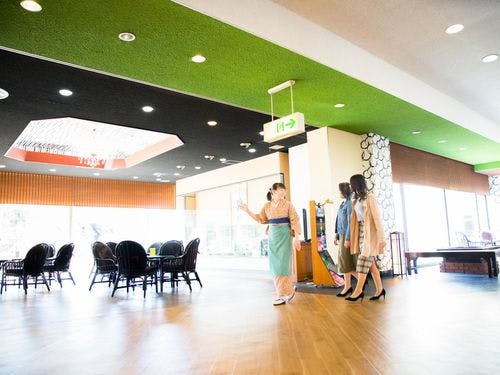 ロビーからは庭園に出ることができます