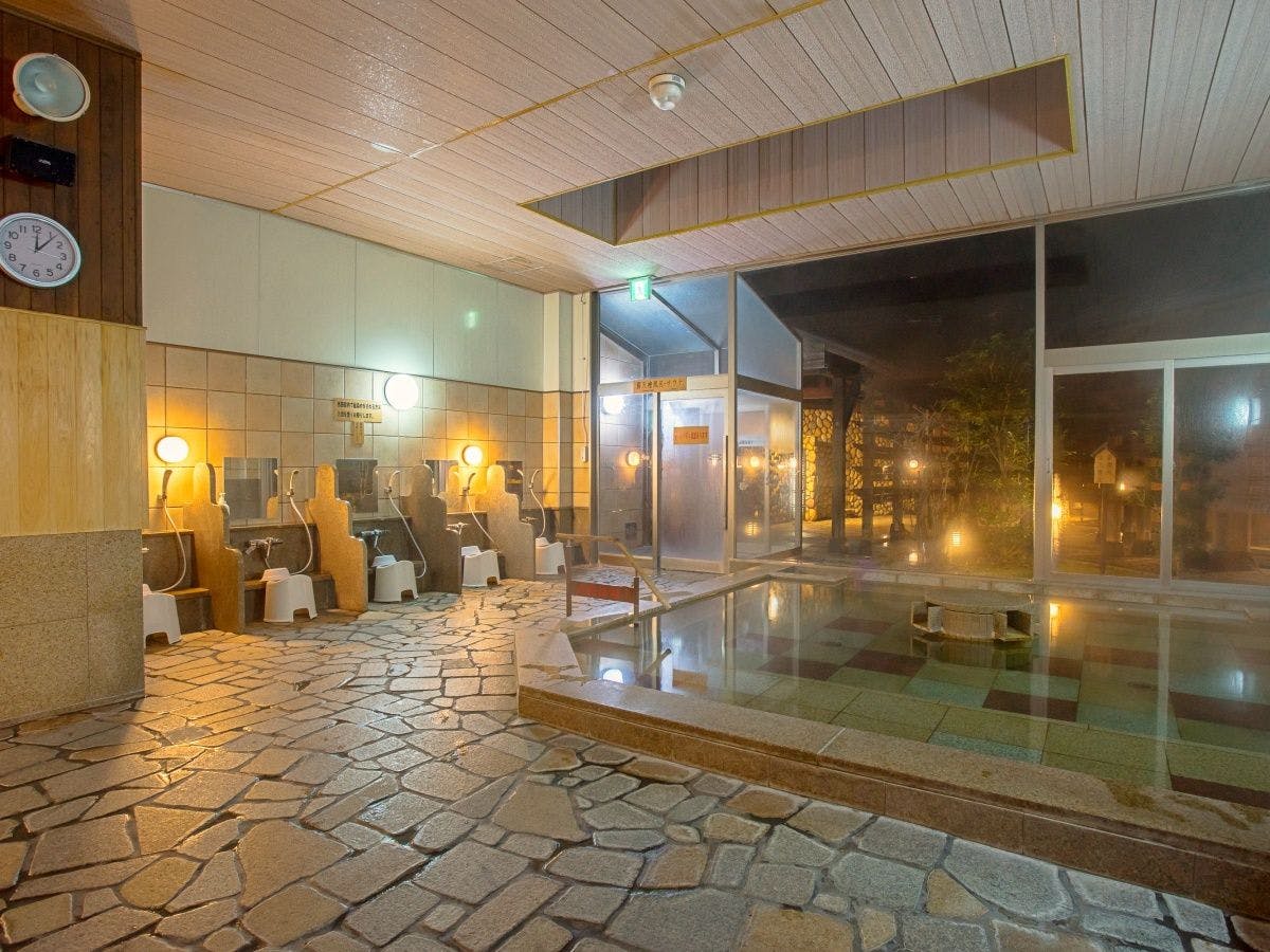 น้ำพุร้อน: อ่างอาบน้ำในร่ม