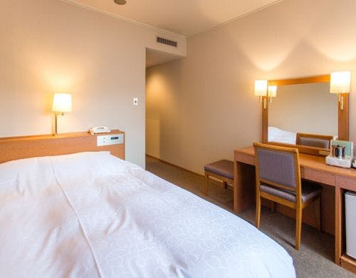 シングル【幅150cmセミダブルベッド使用】