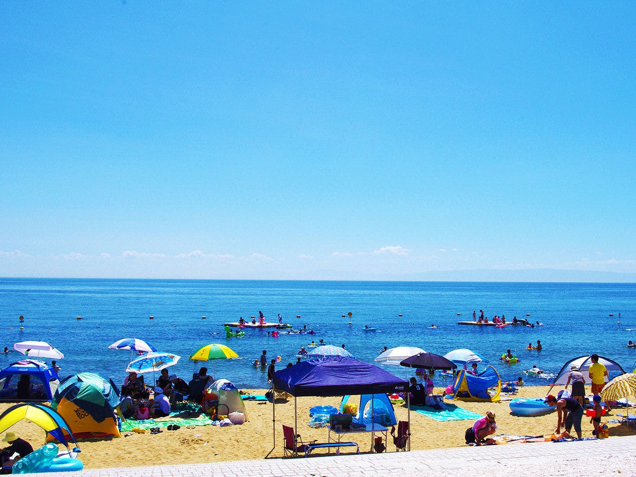 ชายหาดซันบีชของชาวเมืองฮิกาชิอุระที่อยู่ใกล้เคียง