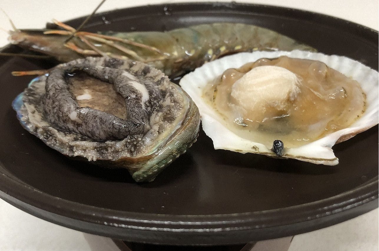 หอยเป๋าฮื้อ หอยเชลล์ กุ้งย่างบนแผ่นทองแดง