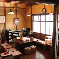 ล็อบบี้กว้างขวางพร้อมเพดานสูง