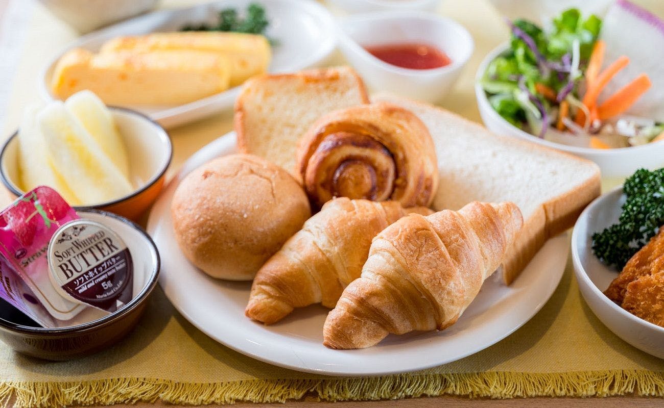 빵이 주식인 요리의 한 예입니다.