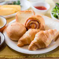 빵이 주식인 요리의 한 예입니다.