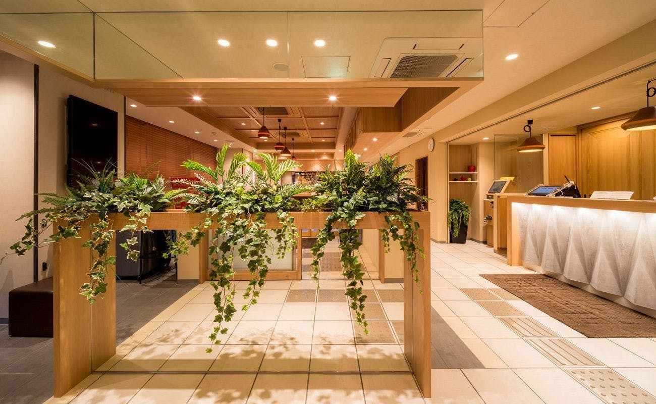 목재 무늬가 아름다운 로비