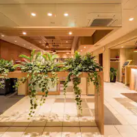 목재 무늬가 아름다운 로비