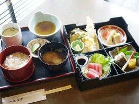 晚餐菜單會因季節而異。