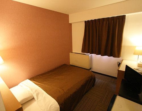 シングルのお部屋はセミダブルベッド