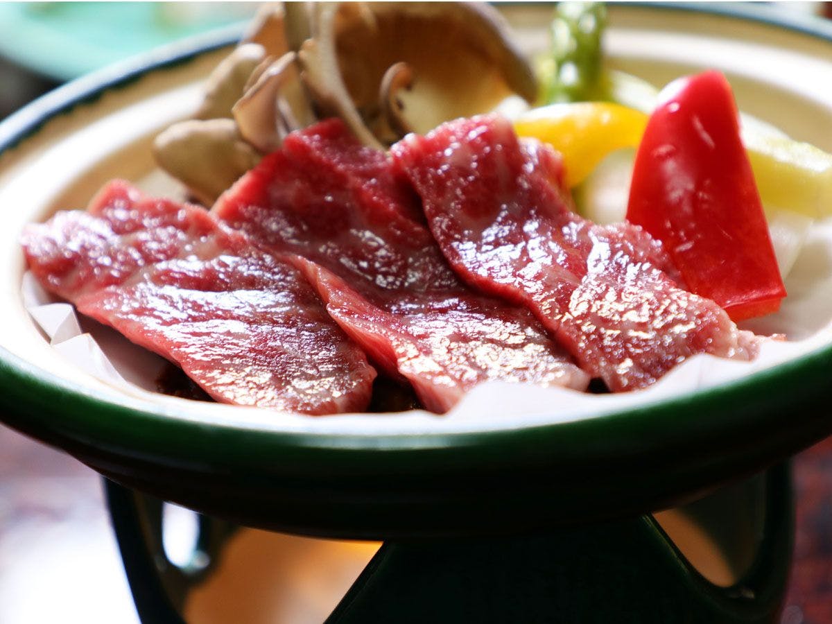 เนื้อวัวย่างบนแผ่นเซรามิก