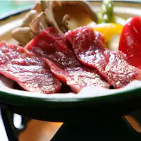 เนื้อวัวย่างบนแผ่นเซรามิก