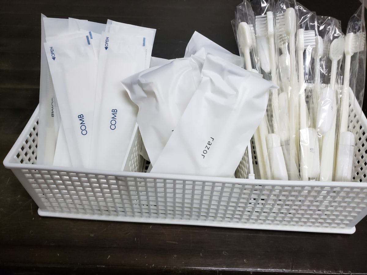 - Berus gigi, sikat, pisau cukur: 2 item 100 yen