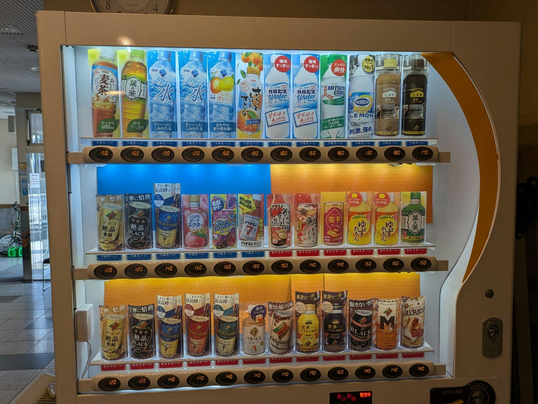 Mesin layan diri di hadapan kaunter penerimaan tetamu