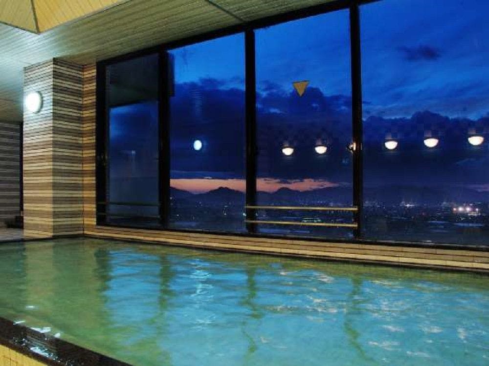 남성 대욕장에서의 야경 (남탕)