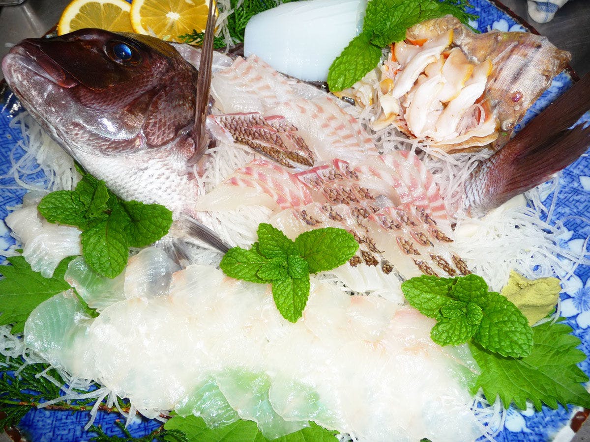 Tingkatkan sashimi segar menjadi penyajian utuh.