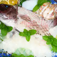 Tingkatkan sashimi segar menjadi penyajian utuh.