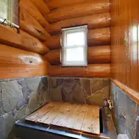 여러 명이 동시에 이용 가능한 암반탕