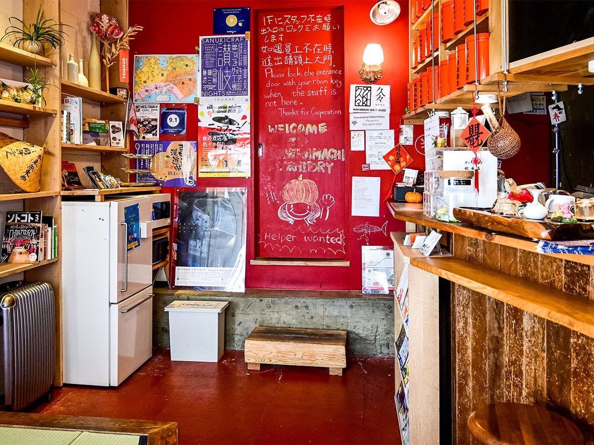 ・หลังประตูคือพื้นที่ที่พัก