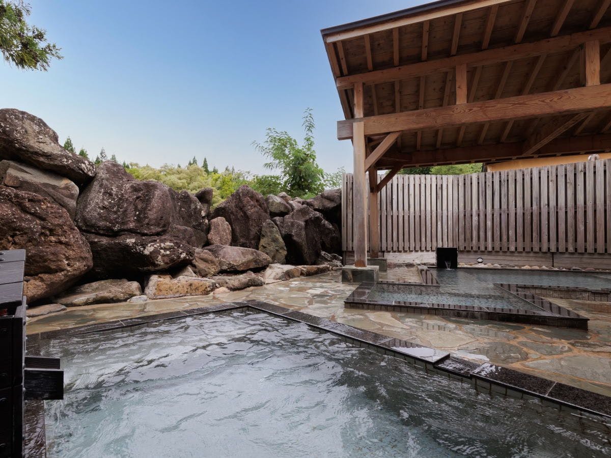 被雄偉山巒環繞的露天溫泉