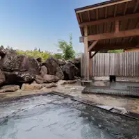 被雄偉山巒環繞的露天溫泉