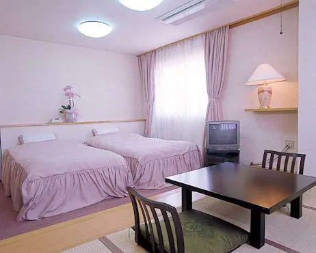 ห้องสไตล์ญี่ปุ่นและตะวันตกพร้อมเตียงคู่และพื้นที่ยกสูง 4 เสื่อทาทามิ