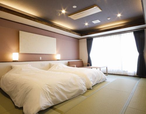 2階ベッドルーム　シモンズ社製ベッド