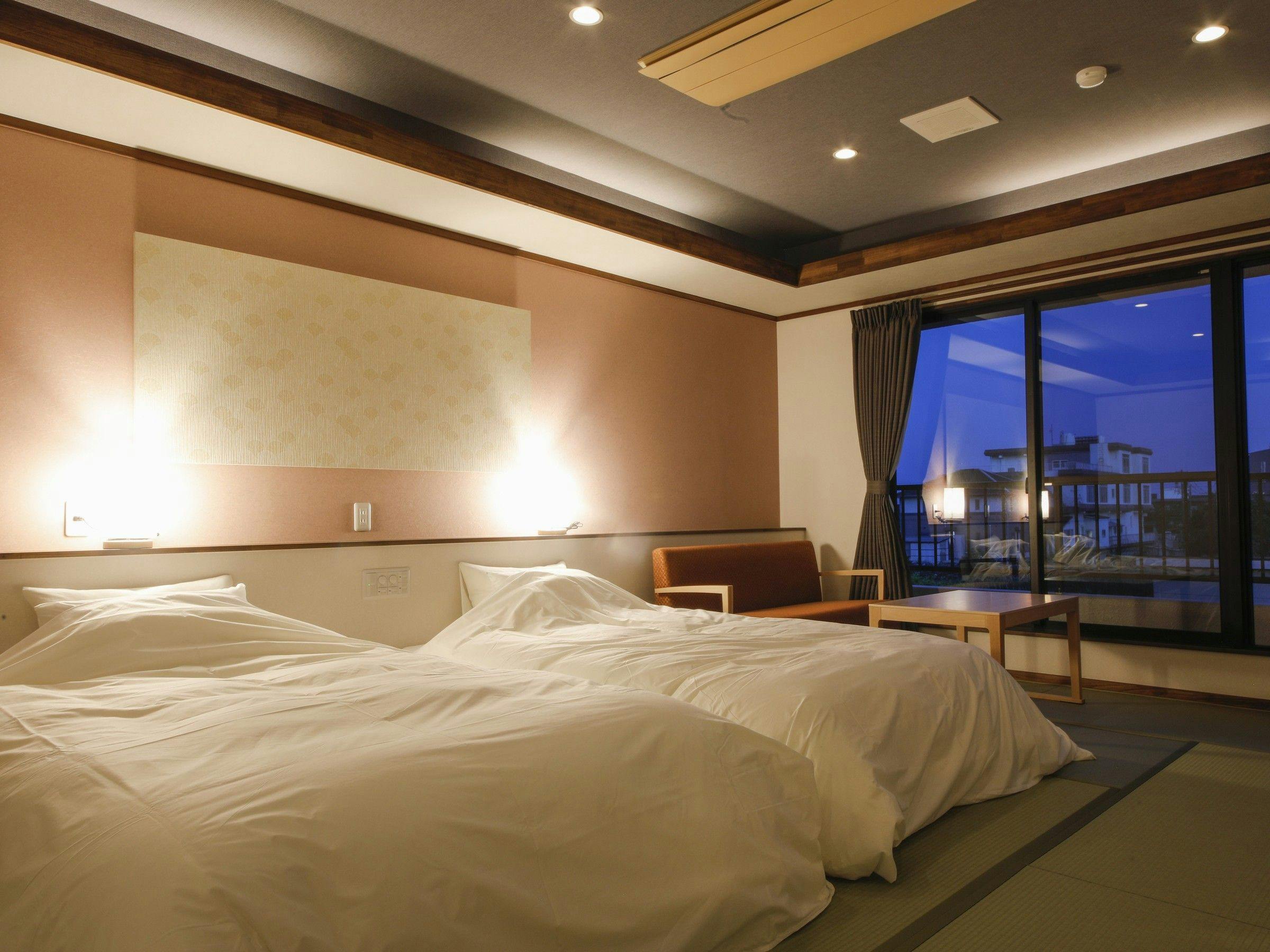 ห้องพักตกแต่งในสไตล์ญี่ปุ่นโมเดิร์น พร้อมเตียงซิมมอนส์