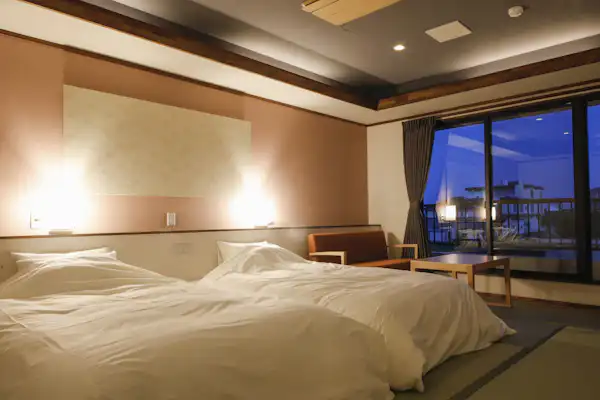 ห้องพักตกแต่งในสไตล์ญี่ปุ่นโมเดิร์น พร้อมเตียงซิมมอนส์