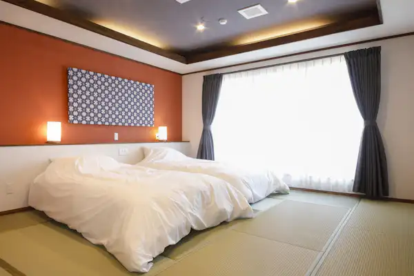 ห้องพักพร้อมอ่างอาบน้ำกลางแจ้งบางส่วน