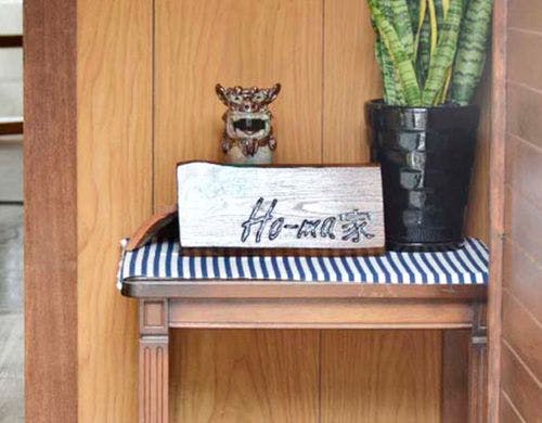 ・【玄関】シーサーと看板がお出迎え