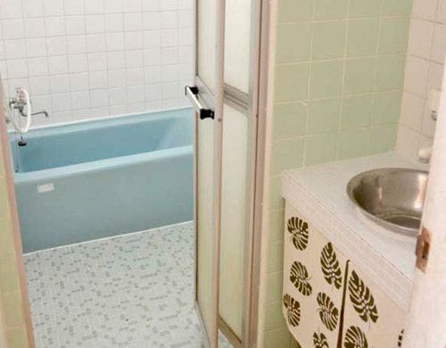 ・独立シャワーと深めの浴槽が備わった浴室