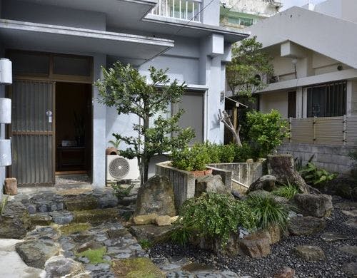 ・玄関横にはお庭も付いています