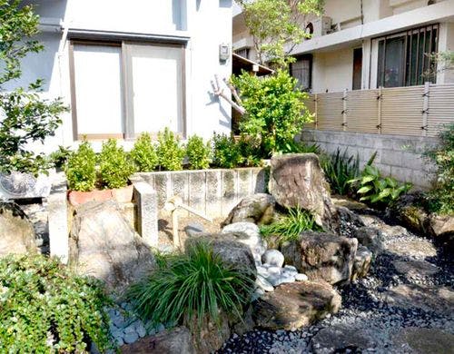 ・玄関横にはお庭も付いています