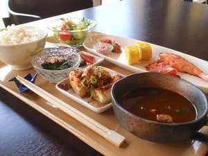 ชุดอาหารเช้าตั้งแต่ฤดูใบไม้ผลิถึงฤดูใบไม้ร่วง