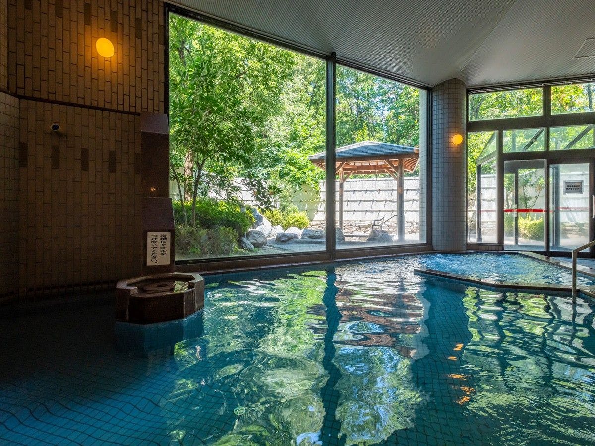 ทิวทัศน์ภายนอกสะท้อนสร้างบรรยากาศที่ผ่อนคลาย.