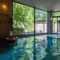 ทิวทัศน์ภายนอกสะท้อนสร้างบรรยากาศที่ผ่อนคลาย.